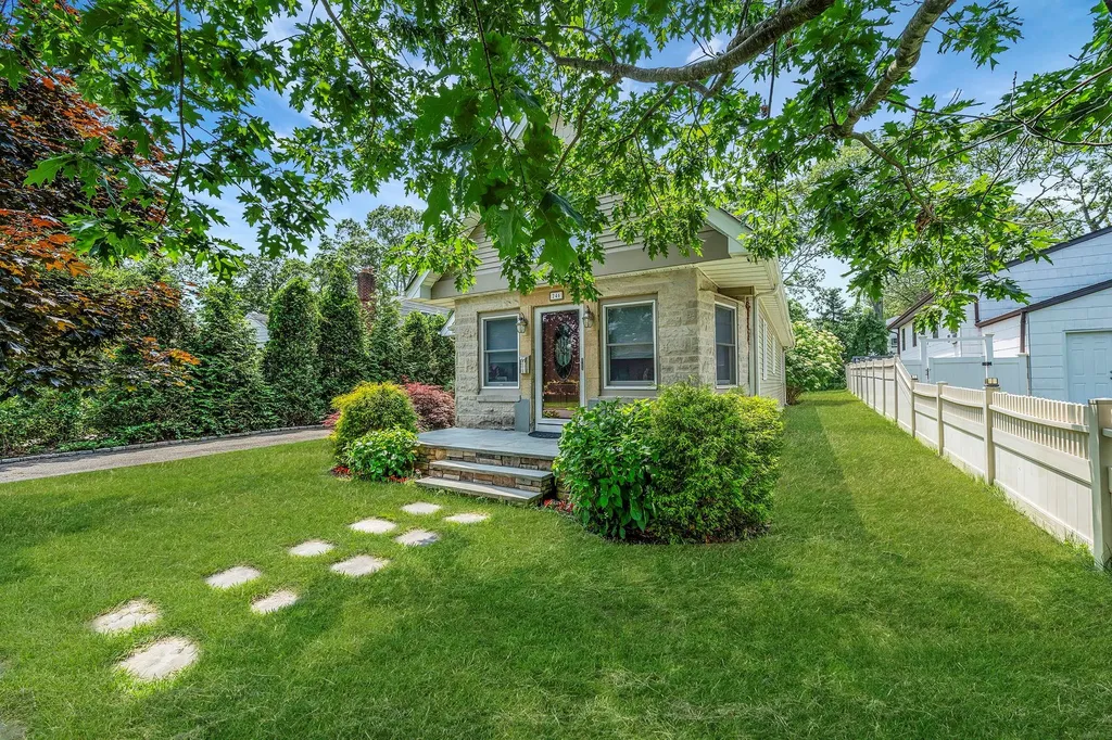 246 Cadman Avenue Babylon NY 11702