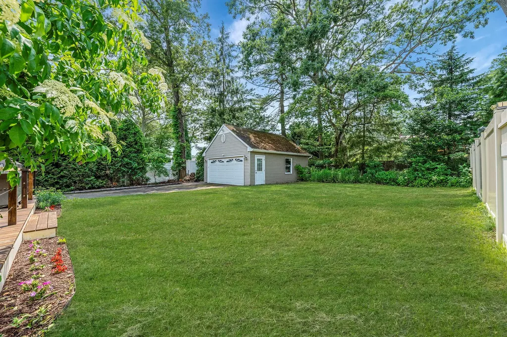 246 Cadman Avenue Babylon NY 11702