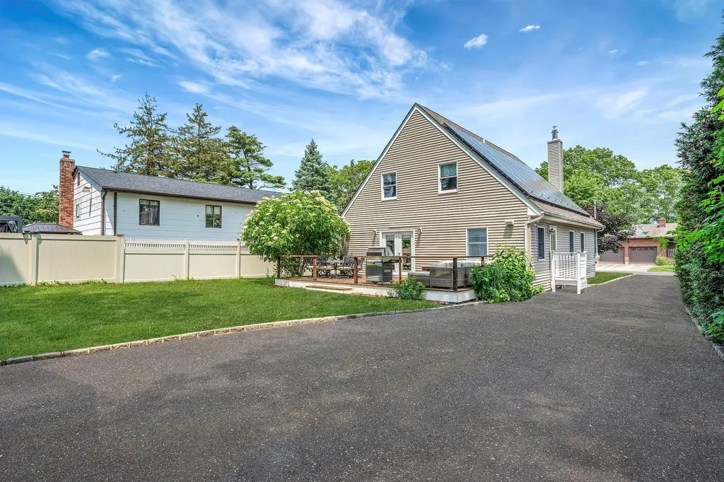246 Cadman Avenue Babylon NY 11702
