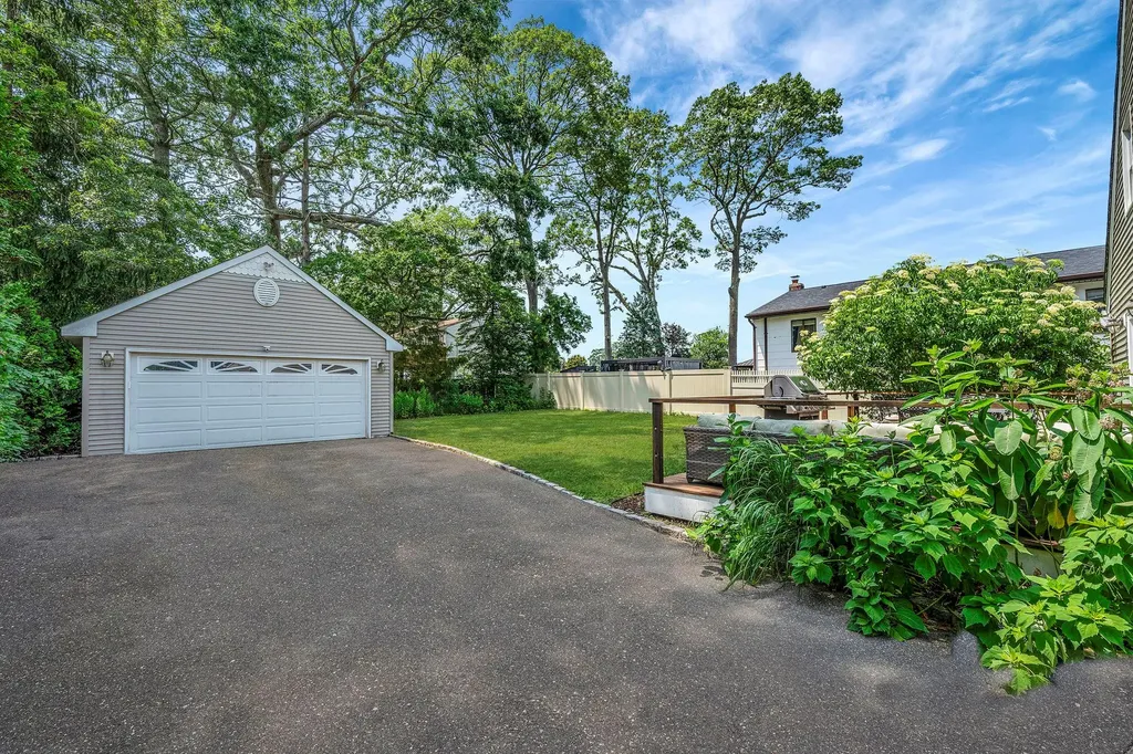 246 Cadman Avenue Babylon NY 11702