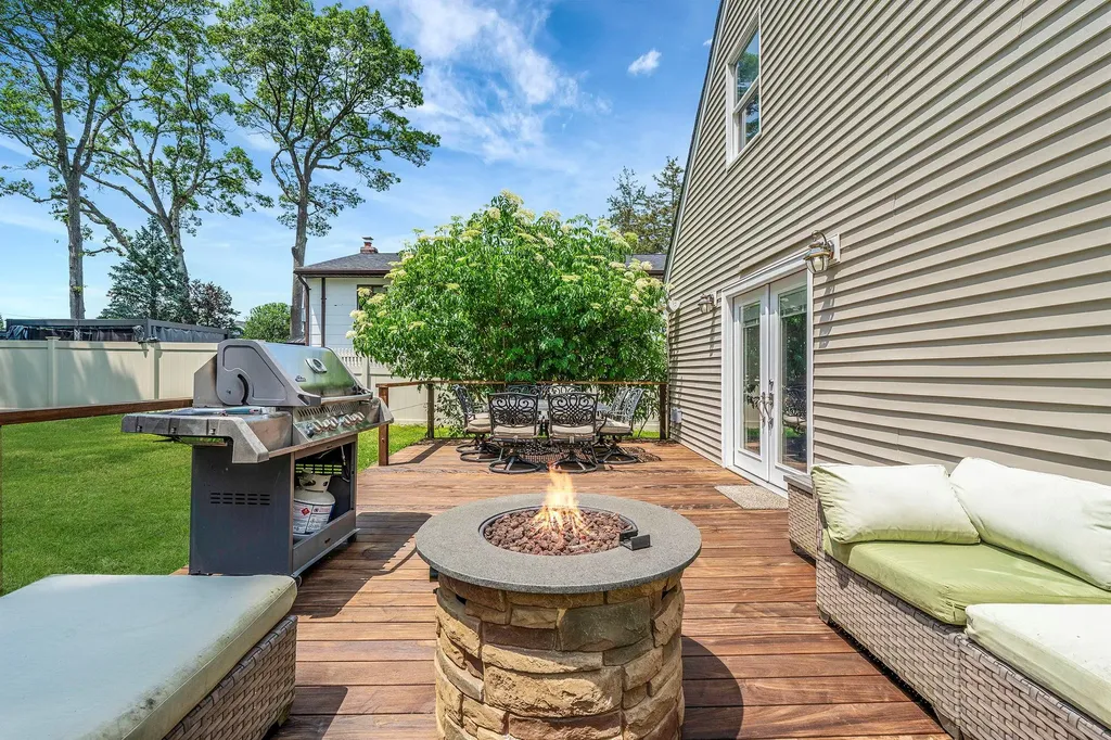 246 Cadman Avenue Babylon NY 11702