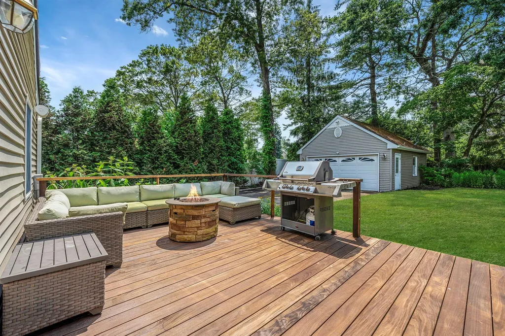 246 Cadman Avenue Babylon NY 11702