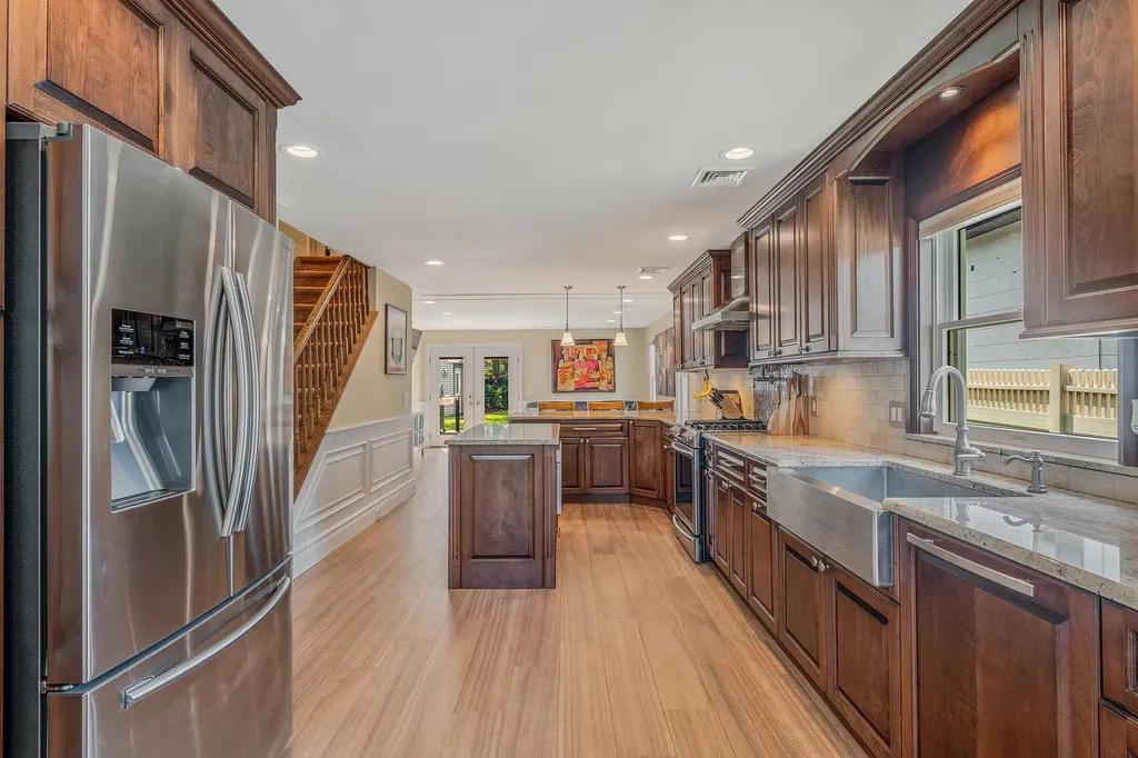 246 Cadman Avenue Babylon NY 11702