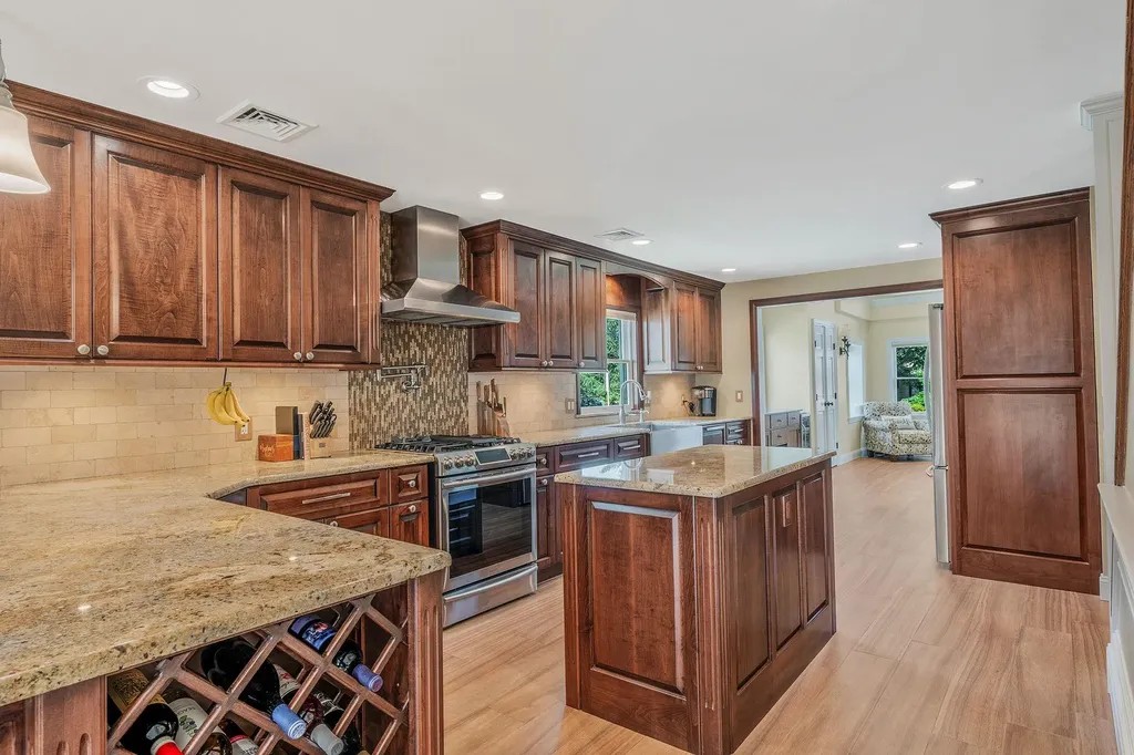 246 Cadman Avenue Babylon NY 11702