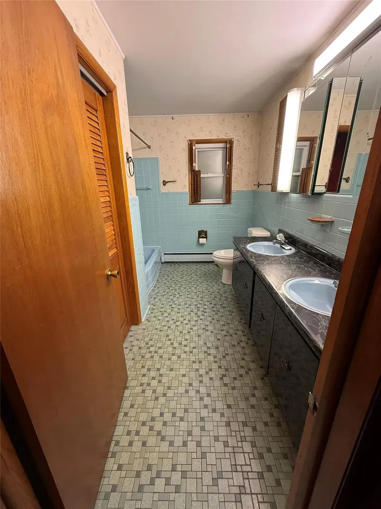 5 Spruce Drive Hyde Park NY 12538