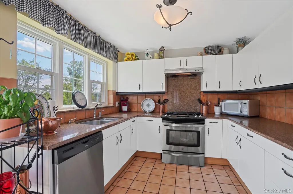 9 Pinewood Circle White Plains NY 10603