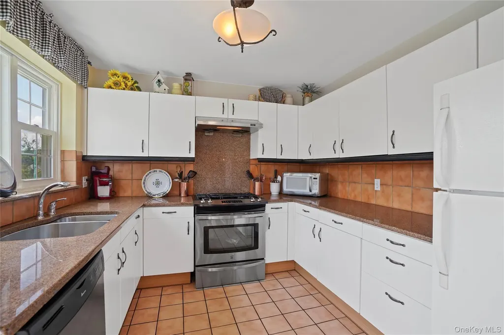 9 Pinewood Circle White Plains NY 10603