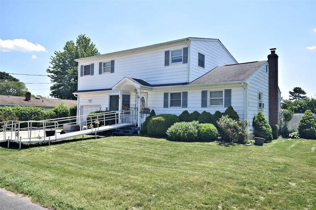542 Outlook Avenue West Babylon NY 11704