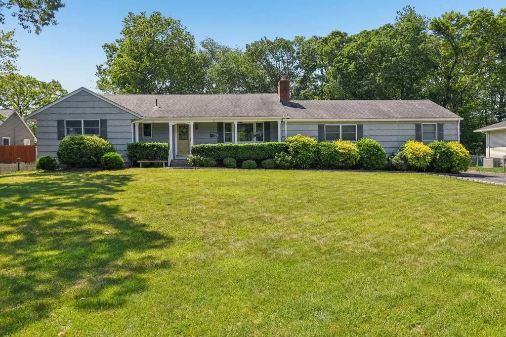 1824 Spur Drive S Islip Terrace NY 11752