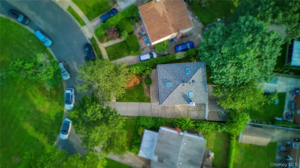 33 Park Circle New Hyde Park NY 11040