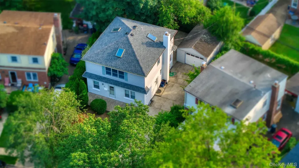 33 Park Circle New Hyde Park NY 11040
