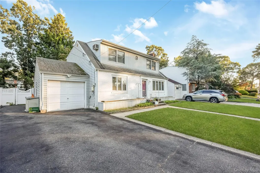 263 Foster Avenue Malverne NY 11565