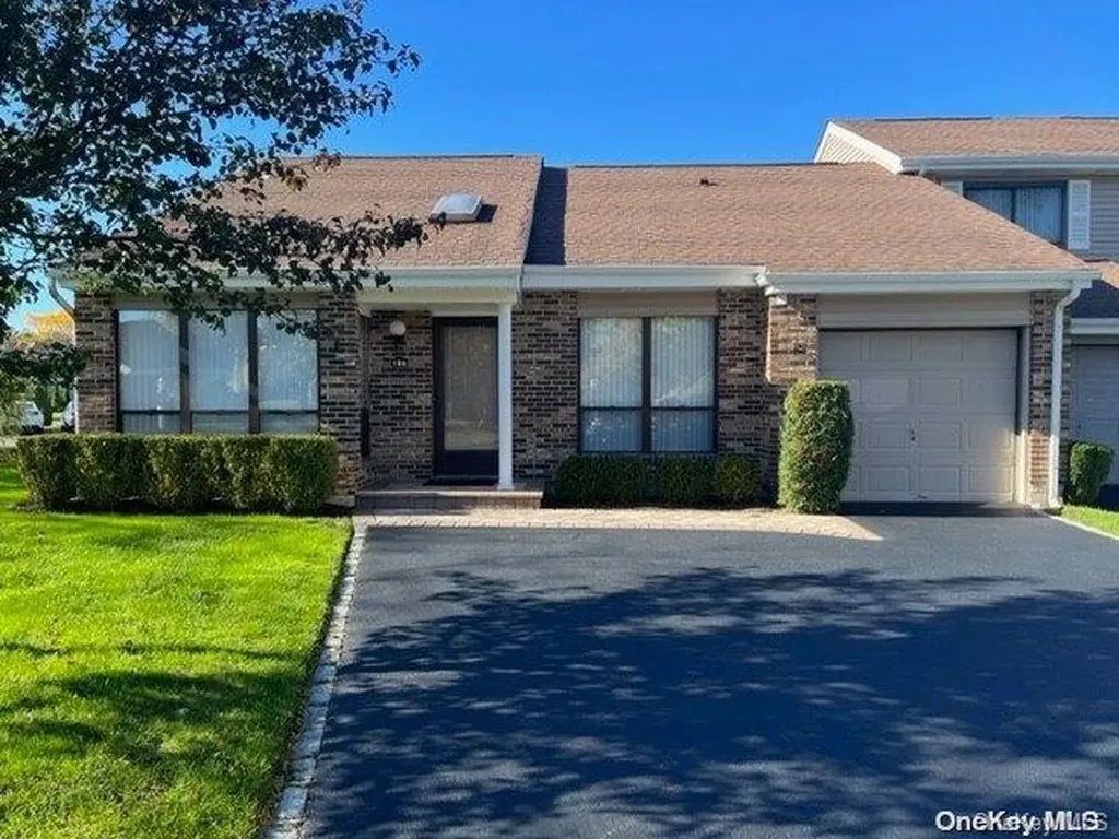 186 Pond View Lane Smithtown NY 11787