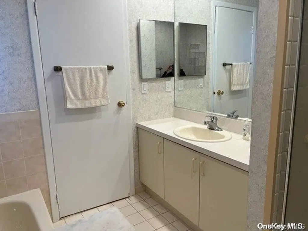 186 Pond View Lane Smithtown NY 11787