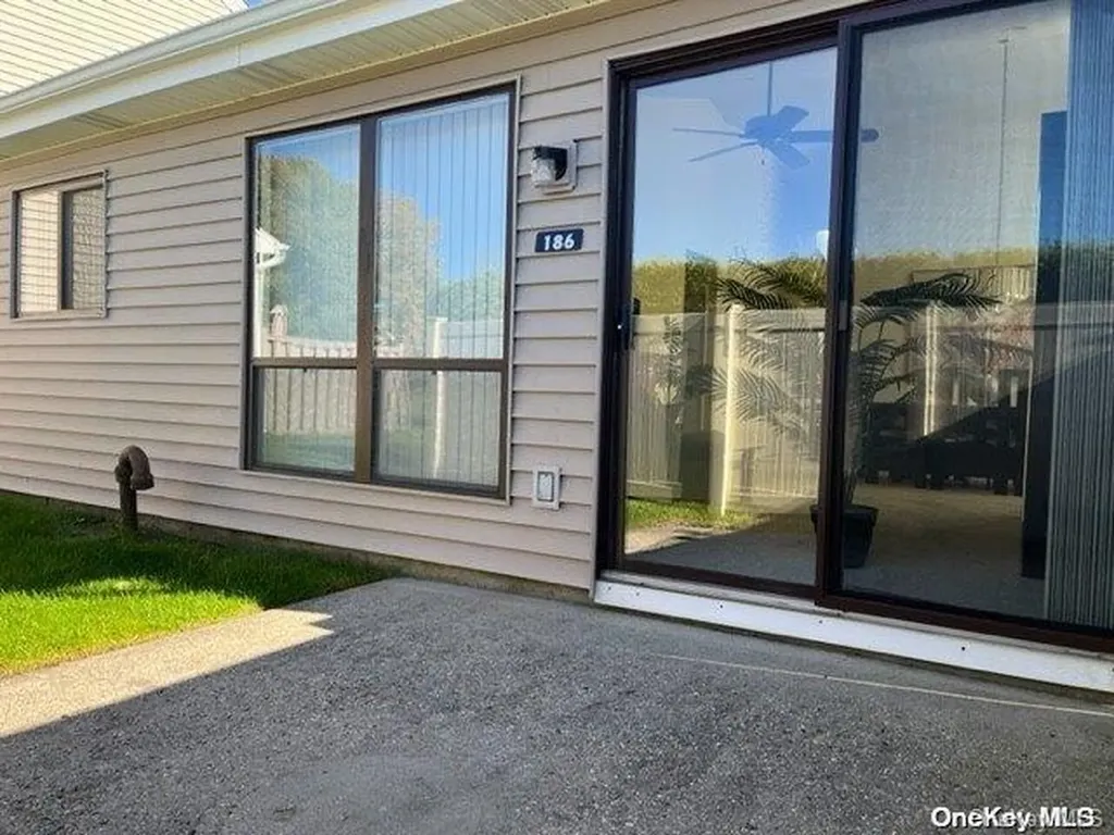 186 Pond View Lane Smithtown NY 11787