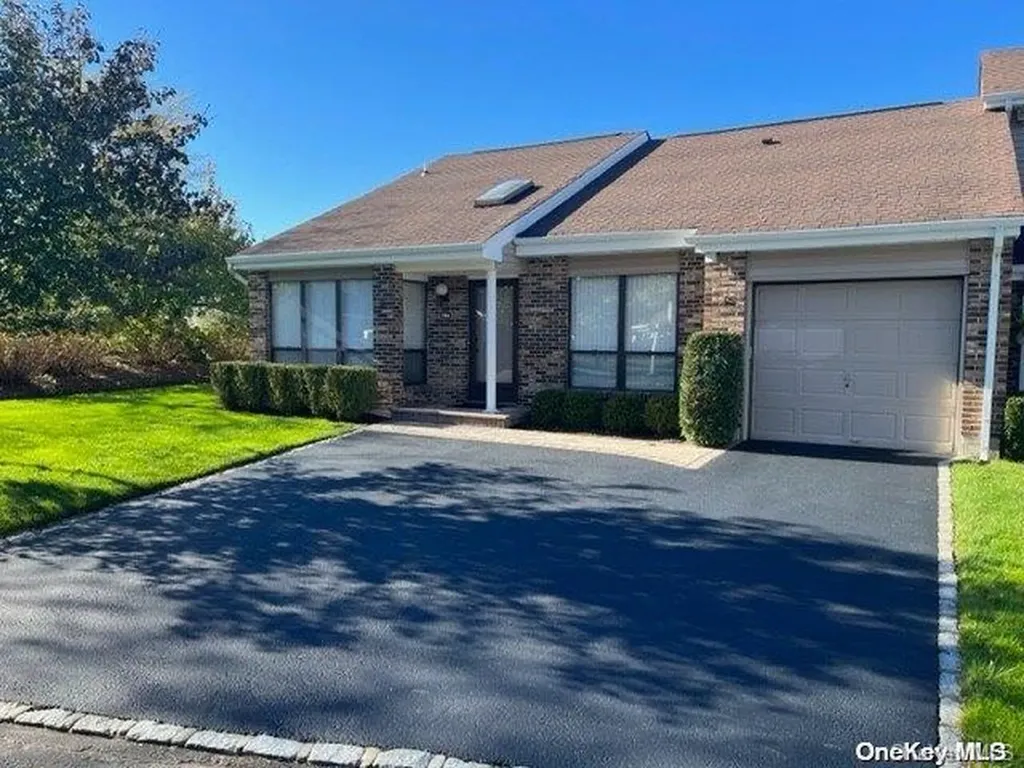 186 Pond View Lane Smithtown NY 11787