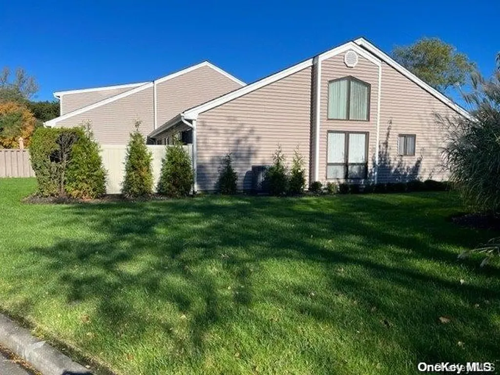 186 Pond View Lane Smithtown NY 11787