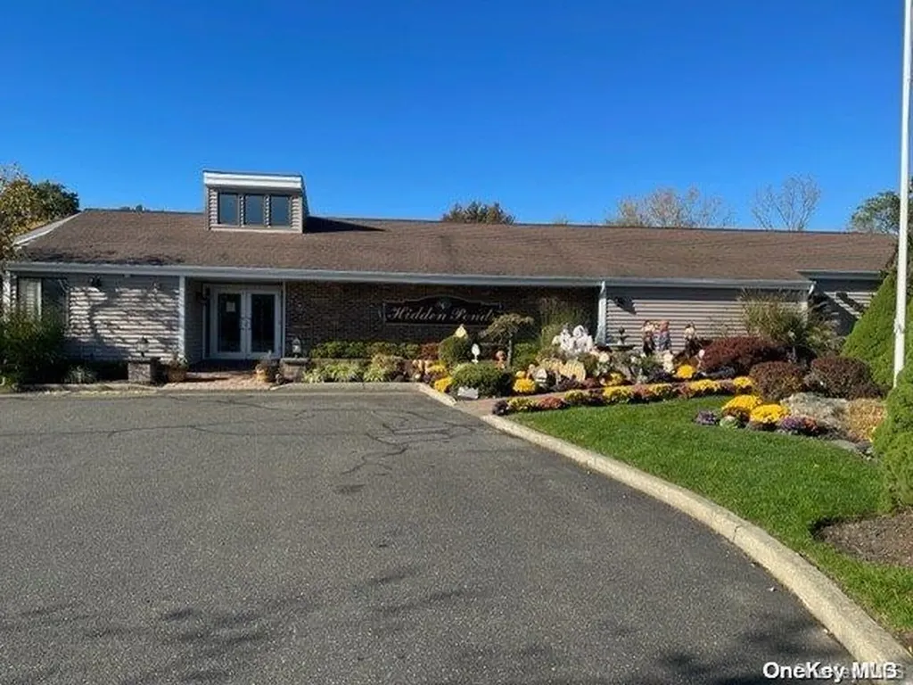 186 Pond View Lane Smithtown NY 11787