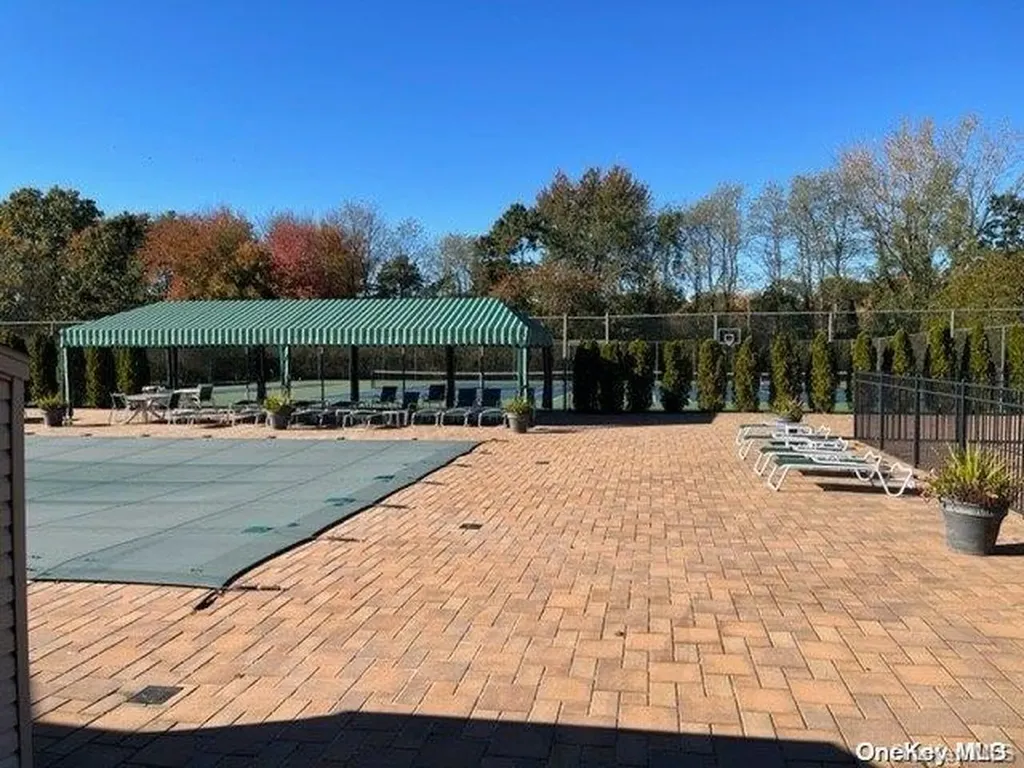186 Pond View Lane Smithtown NY 11787