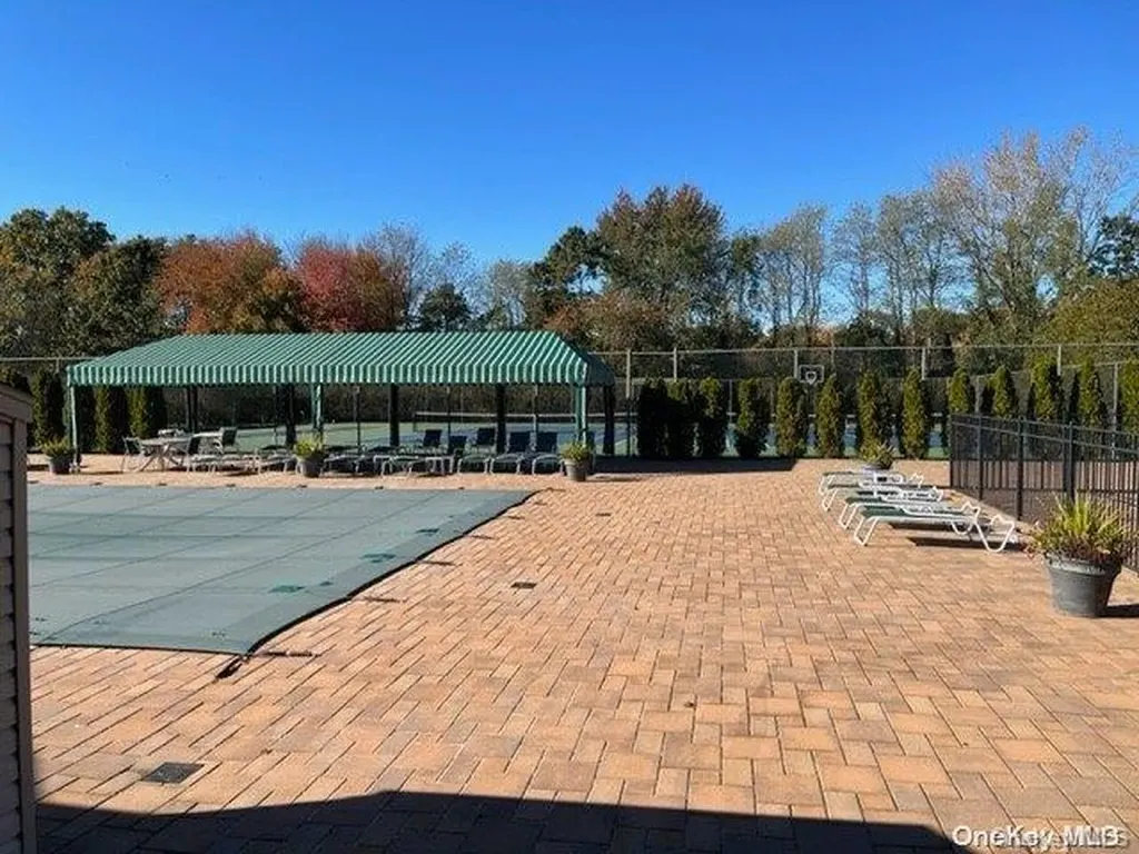 186 Pond View Lane Smithtown NY 11787