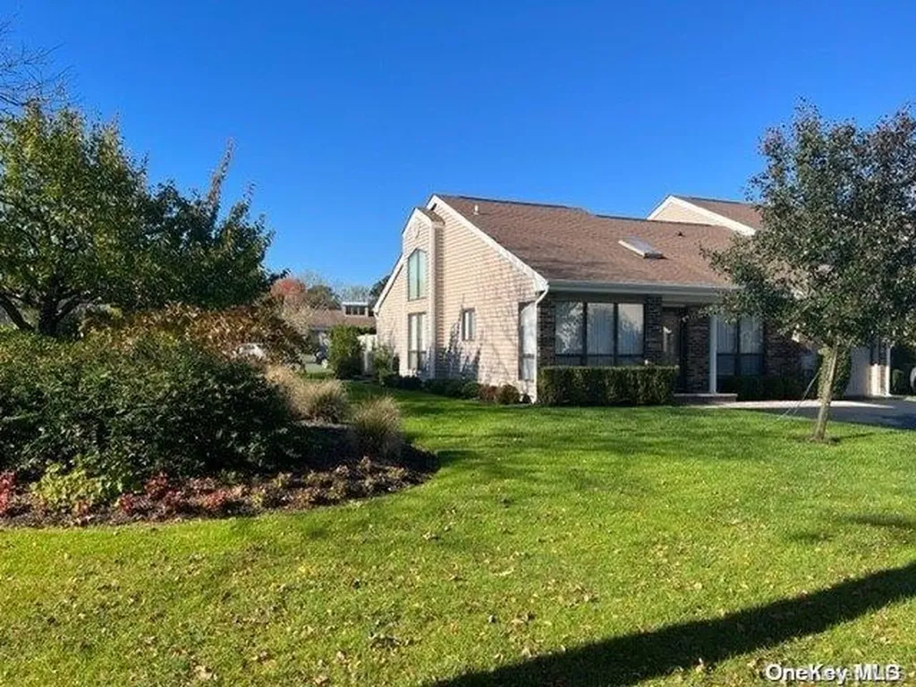 186 Pond View Lane Smithtown NY 11787