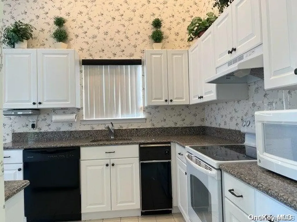 186 Pond View Lane Smithtown NY 11787