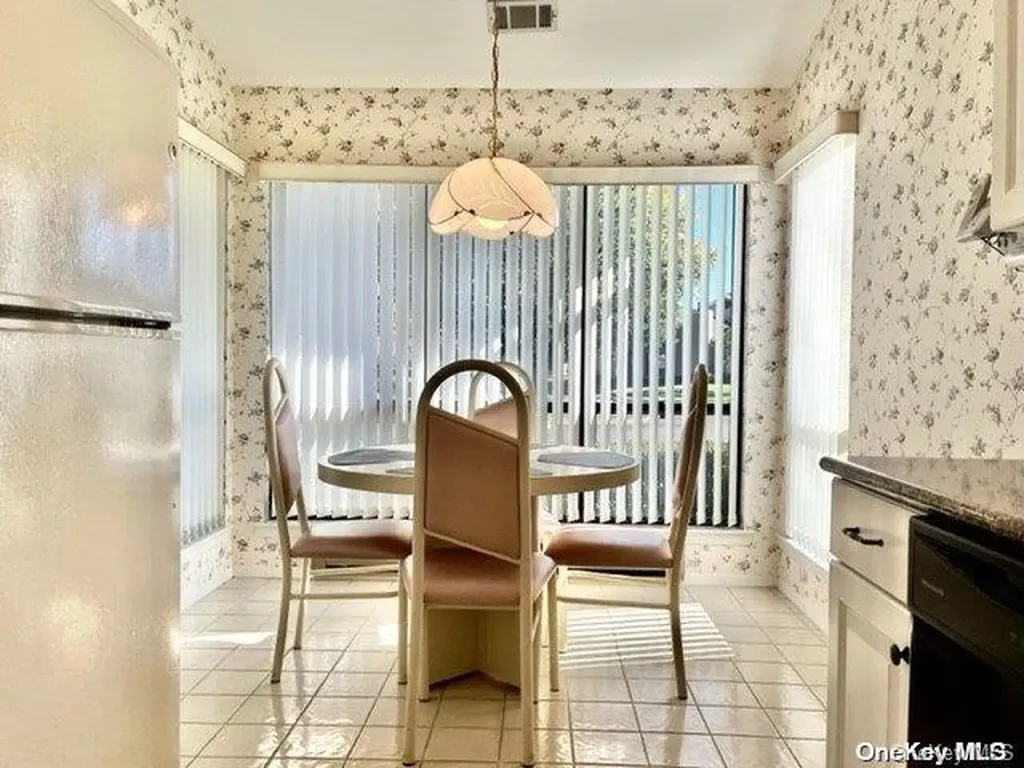 186 Pond View Lane Smithtown NY 11787