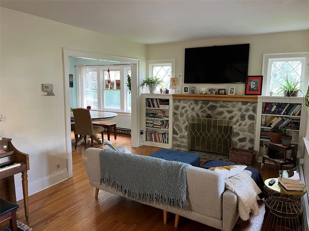 25 Willow Avenue Huntington NY 11743