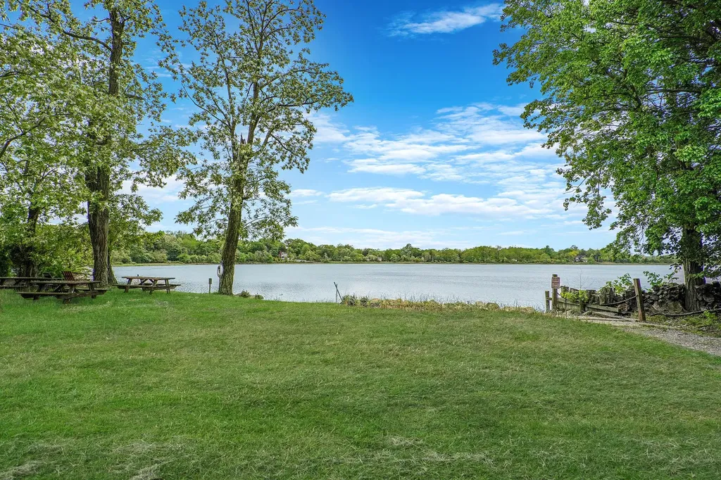 6 Youngs Lane Setauket NY 11733