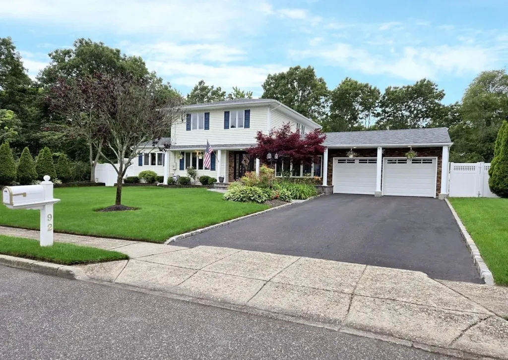 92 Chatham Drive Oakdale NY 11769