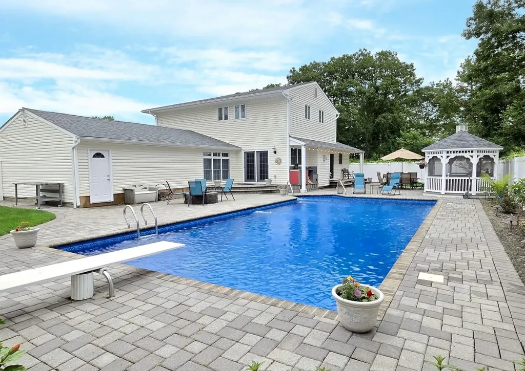 92 Chatham Drive Oakdale NY 11769