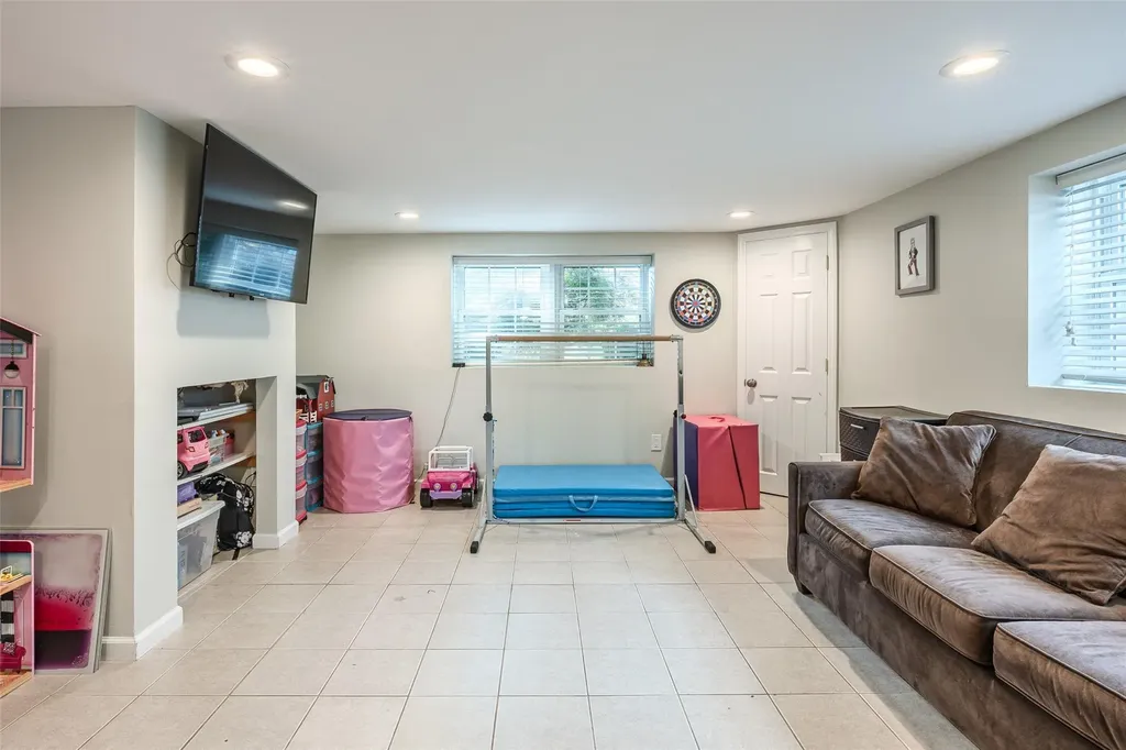82 Algonquin Avenue Massapequa NY 11758