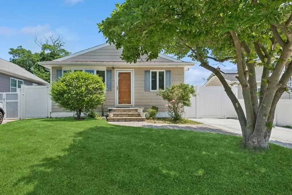 142 Coolidge Avenue Amity Harbor NY 11701