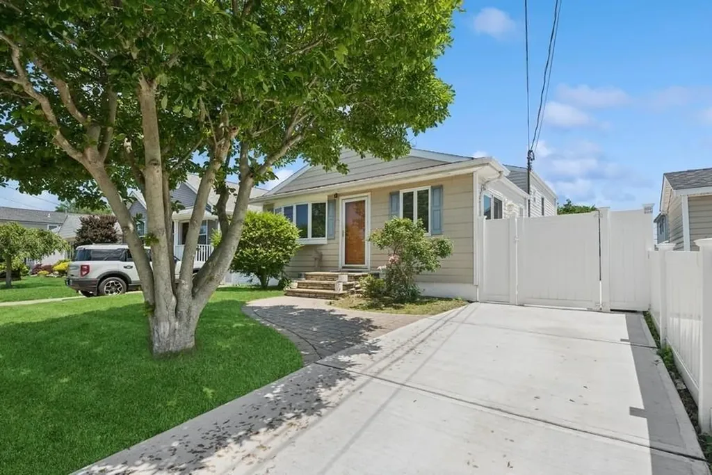 142 Coolidge Avenue Amity Harbor NY 11701