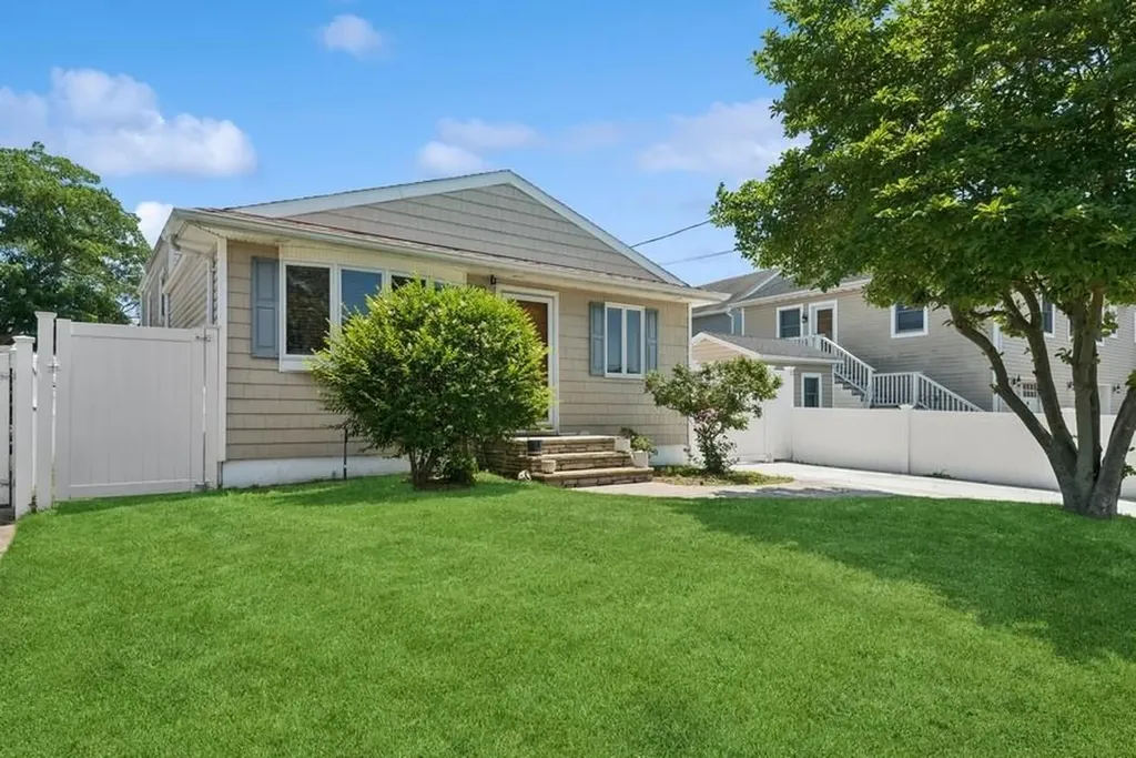 142 Coolidge Avenue Amity Harbor NY 11701