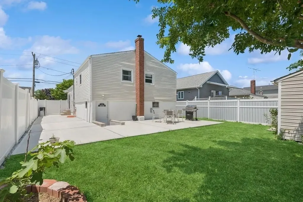 142 Coolidge Avenue Amity Harbor NY 11701