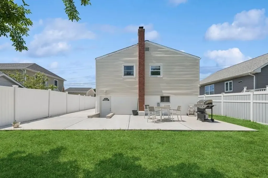 142 Coolidge Avenue Amity Harbor NY 11701