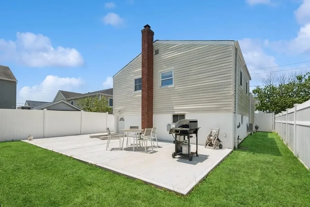 142 Coolidge Avenue Amity Harbor NY 11701