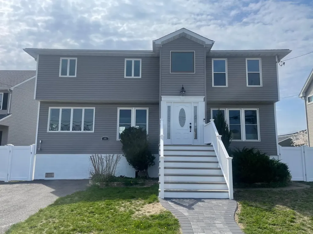 102 Surf Road Lindenhurst NY 11757