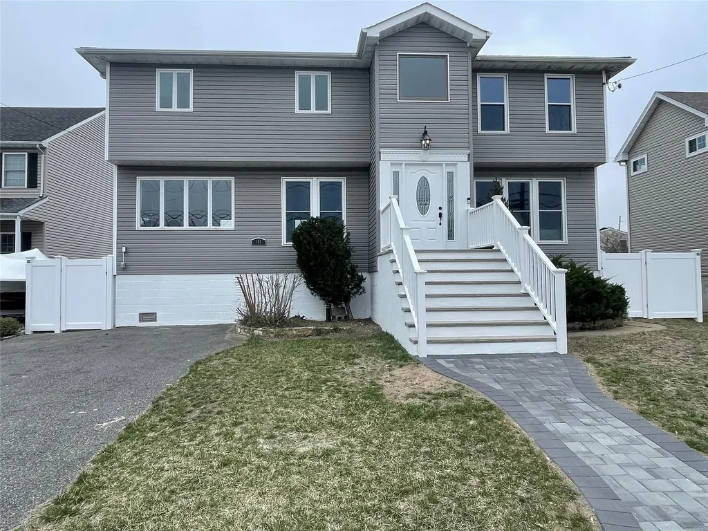 102 Surf Road Lindenhurst NY 11757