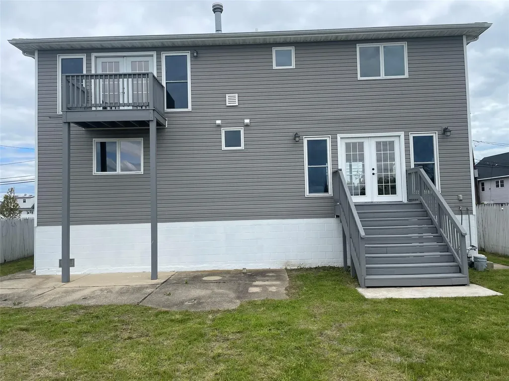 102 Surf Road Lindenhurst NY 11757
