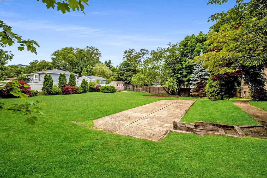 431 Townline Road Commack NY 11725