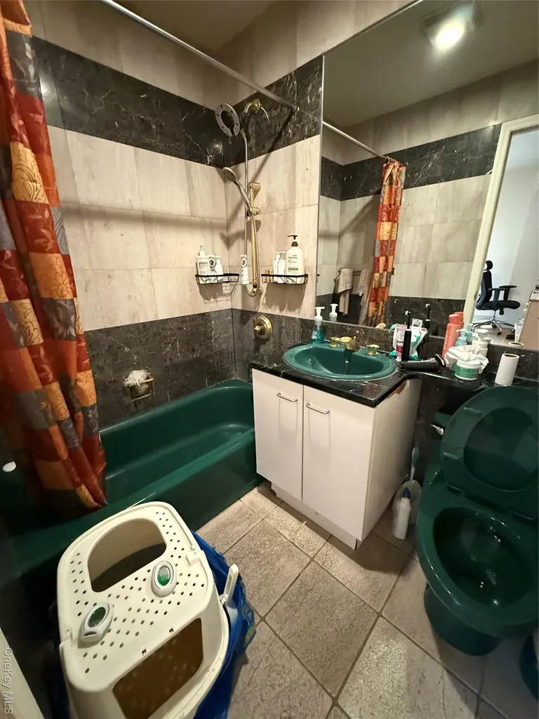 4231 Colden Street Flushing NY 11355-4788