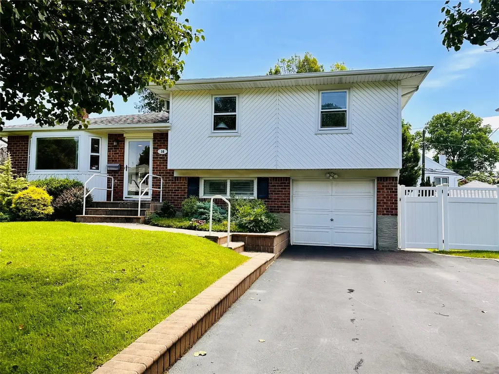 16 Warren Drive Syosset NY 11791