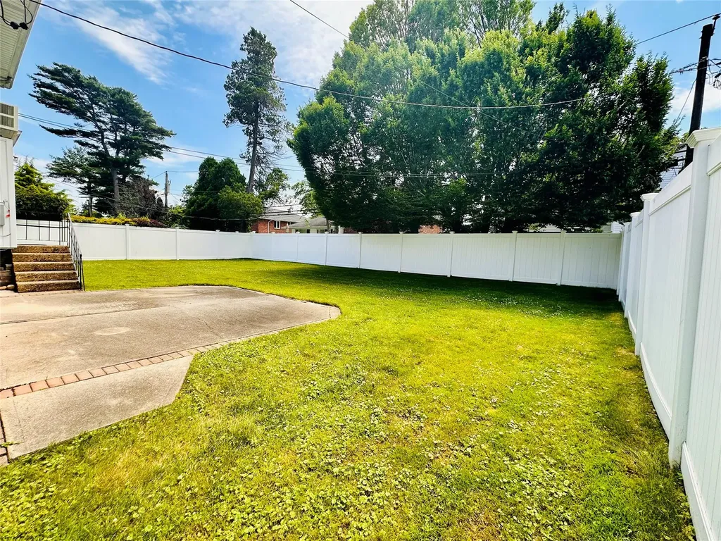 16 Warren Drive Syosset NY 11791