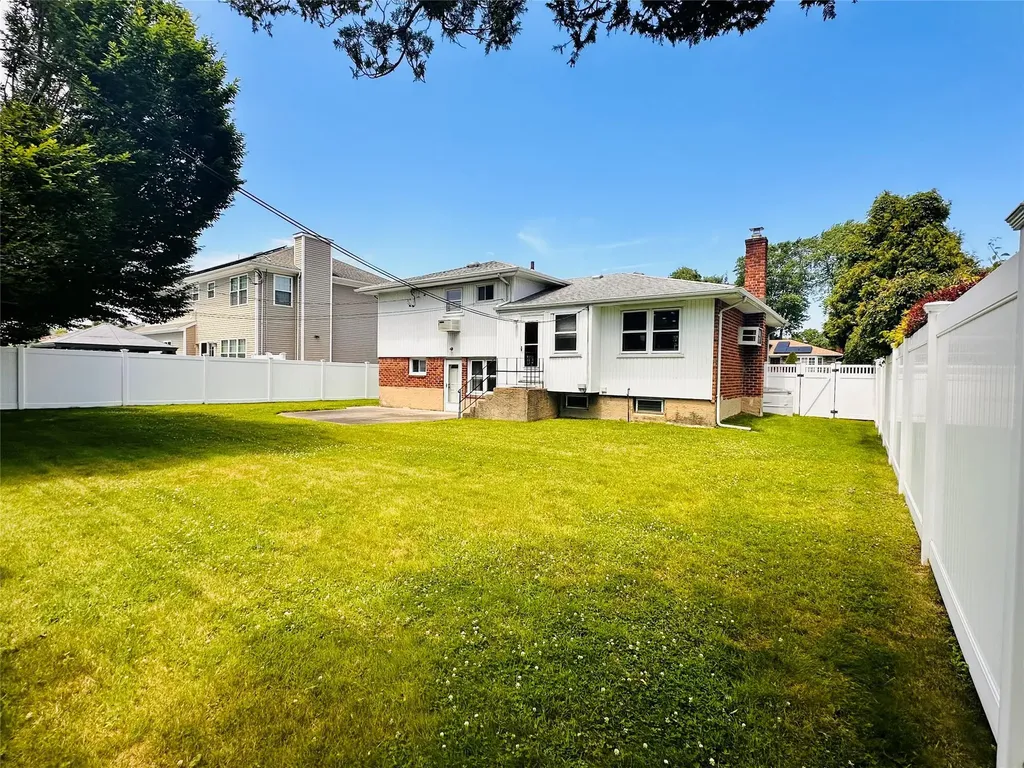 16 Warren Drive Syosset NY 11791