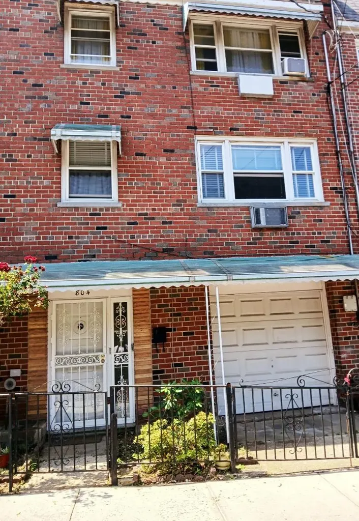 804 E 221st Street Bronx NY 10467