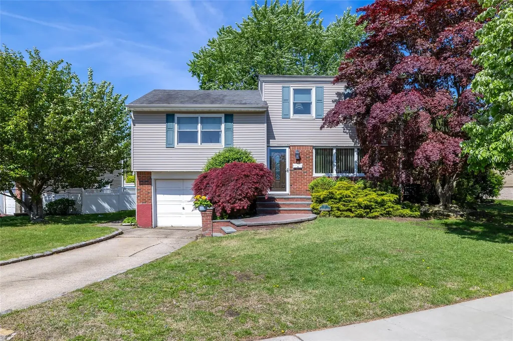 7 Garnet Lane Plainview NY 11803