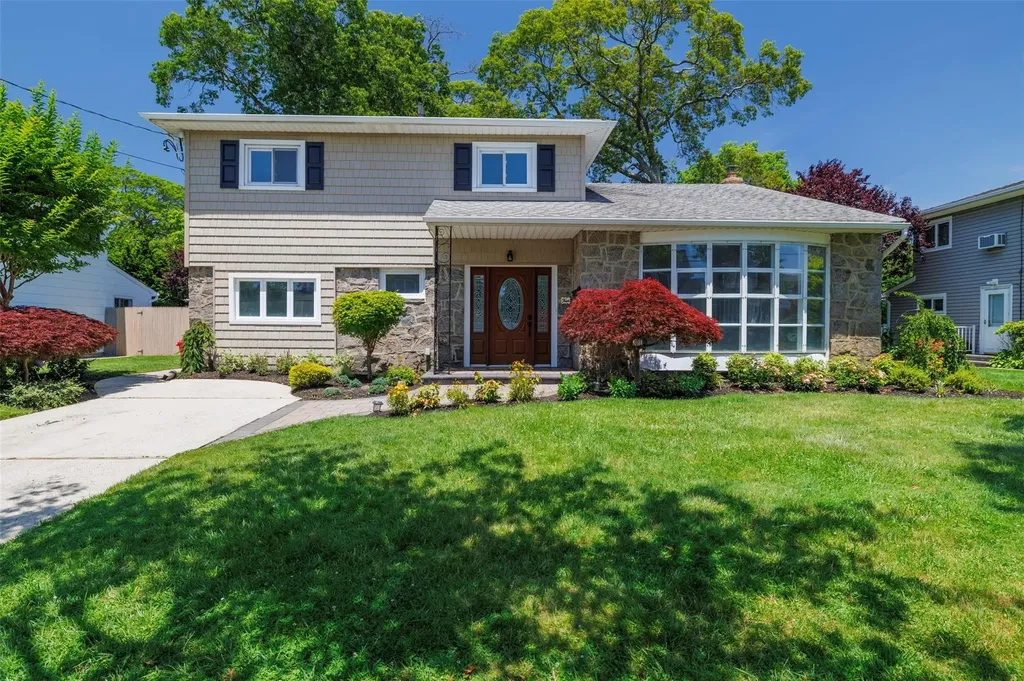 4 Beaumont Avenue Massapequa NY 11758