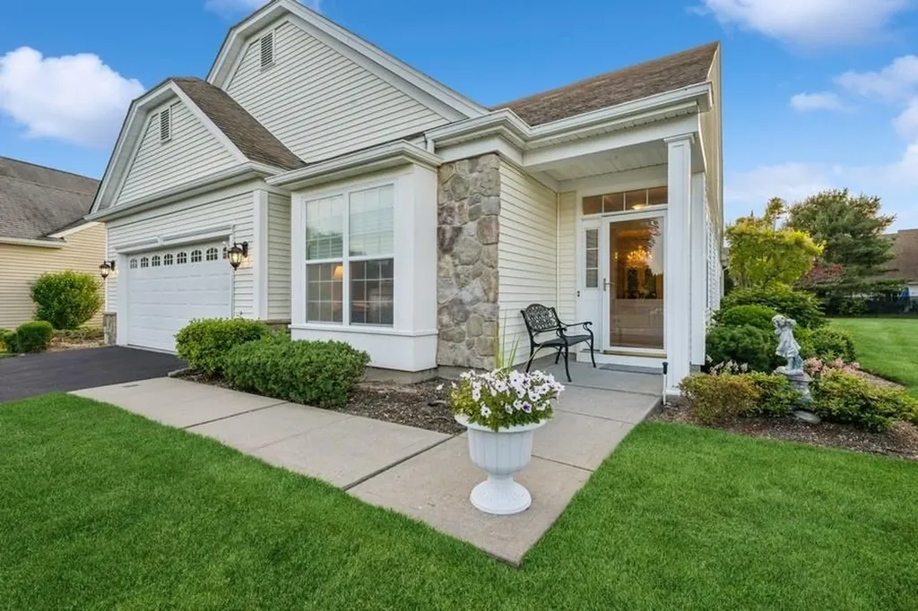 15 Louden Loop Mount Sinai NY 11766